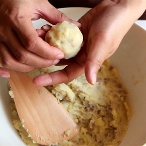 Cách làm bánh khoai tây Korokke kiểu Nhật 