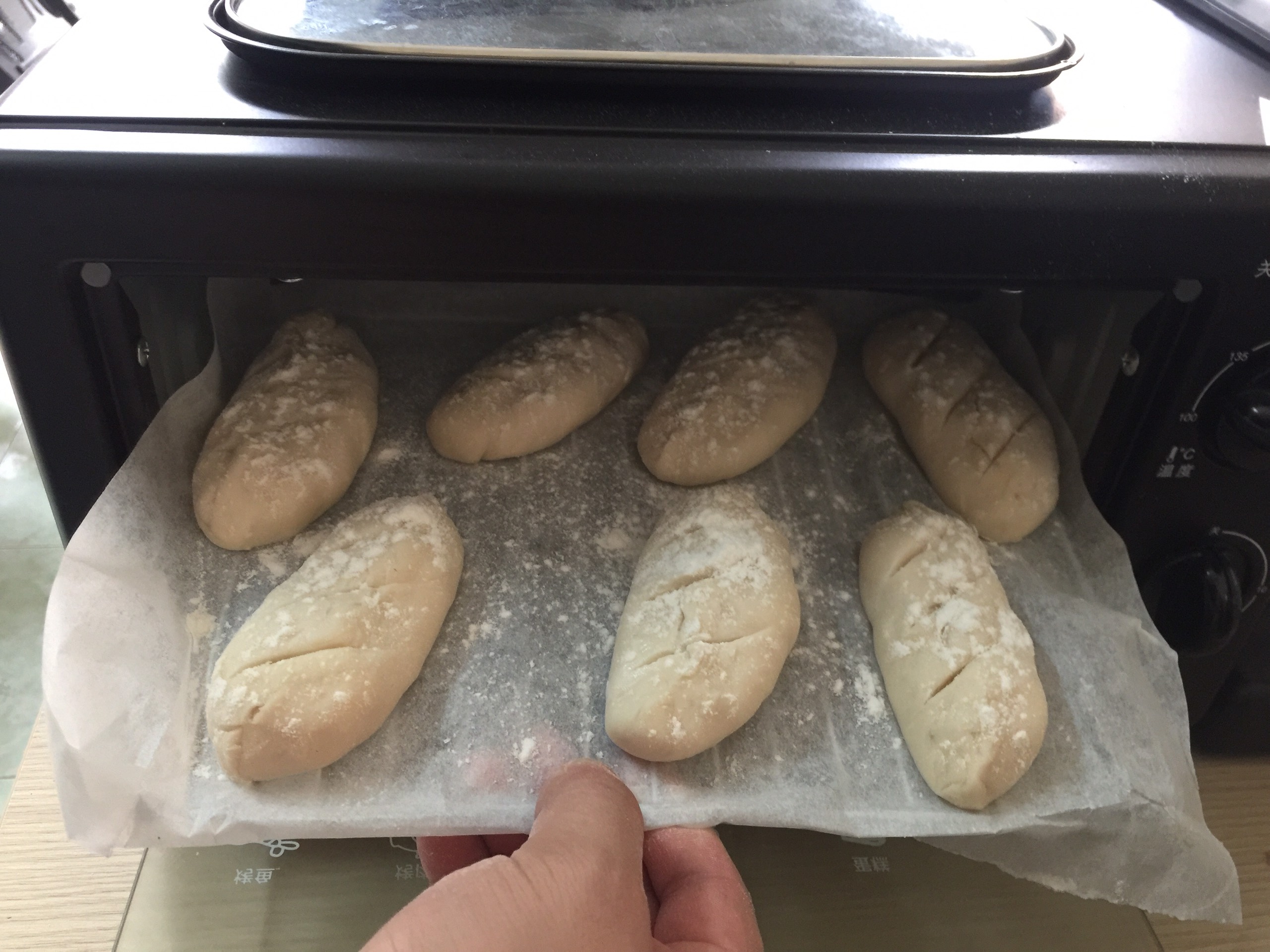 Mùa dịch Covid-19: Cuối tuần ở nhà làm bánh mì thơm ngon, nóng giòn đặc ruột 