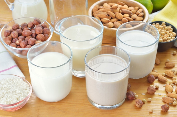 Khi nào nên cho bé uống sữa hạt?