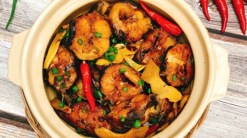 Cá kho thường được xem là một món ăn truyền thống, thường xuất hiện trong các bữa tiệc Tết của người Việt. Việc nấu cá kho và mang nó vào bàn ăn tết thể hiện sự kính trọng và gìn giữ những giá trị văn hóa truyền thống.